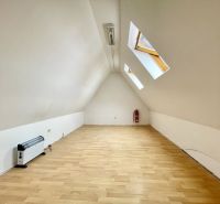 DUNASJKÁ STREDA – OBCHODNÝ/ADMINISTRATÍVNY PRIESTOR PRIAMO V CENTRE ME - Podkrovný priestor s podlahou s dreveným dekorom a strešnými oknami.