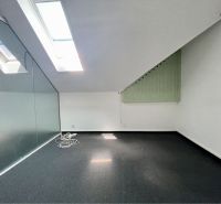 Ponúkame Vám NA PRENÁJOM reprezentatívne kancelárske priestory v centr - Kancelárie s čiernym kobercom, šikmým stropom a zelenými žalúziami.