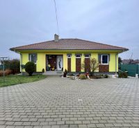 VKUSNÝ 4-IZBOVÝ RODINNÝ DOM S GARÁŽOU NA PREDAJ V OBCI TOPOĽNÍKY - Rodinný dom v Topoľníkoch s farebnou fasádou a záhradou na vydláždenom pozemku.