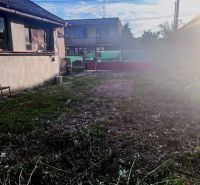 JAHODNÁ – STARÝ RODINNÝ DOM S PEKNÝM STAVEBNÝM POZEMKOM NA PREDAJ - Rodinný dom v Jahodnej s trávnatým dvorom a bránou na neuvedenej ulici.