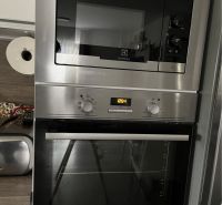 HORNÁ POTOŇ – 4-IZBOVÝ RODINNÝ DOM - NOVOSTAVBA - Mikrovlnná rúra a elektrická rúra Electrolux v kuchyni rodinného domu.