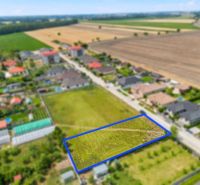 Stavebný pozemok v novej štvrti obce Ohrady – 969 m² - Pozemky - bývanie v obci Ohrady, s viditeľnou urbanistickou krajinou, obdĺžnikový tvar.