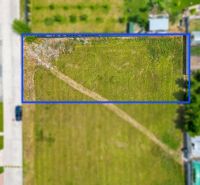 Stavebný pozemok v novej štvrti obce Ohrady – 969 m² - Letecký pohľad na pozemok v meste Ohrady, vhodný pre bývanie.