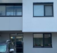 A-W REAL | Štýlový 3-izbový byt s dvomi balkónovými priestormi, vlastn - Bytový dom s balkónom a zaparkovaným autom na ulici Hviezdné Bývanie v Hviezdoslavove.