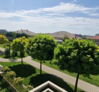 2-IZBOVÝ BYT S VEĽKÝM BALKÓNOM NA PREDAJ - Záhrada s chodníkom a altánkom v Dunajskej Strede, pohľad z 2-izbového bytu.