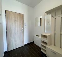 2-IZBOVÝ BYT S VEĽKÝM BALKÓNOM NA PREDAJ - Vstupná chodba v 2-izbovom byte s dlažbovou podlahou a nástennými vešiakmi.