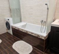 2-IZBOVÝ BYT S VEĽKÝM BALKÓNOM NA PREDAJ - Kúpeľňa so sprchou, práčkou a umývadlom v 2-izbovom byte s podlahou s dreveným dekorom.