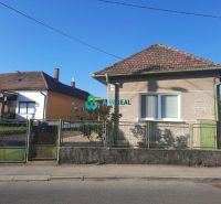Rodinný dom na prenájom v Dunajskej Strede - Rodinný dom na Zelenej ulici v Dunajskej Strede s klasickou strechou a oplotením.