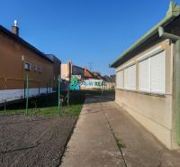 Rodinný dom na prenájom v Dunajskej Strede - Ulica Zelená v Dunajskej Strede s rodinným domom, dvom a vypínačom.