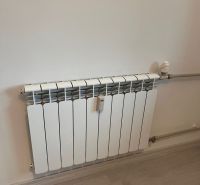 Voľný od 1 oktobra.Byt v centre mesta na prenájom - Radiátor na stene s podlahou s dreveným dekorom v 1-izbovom byte.