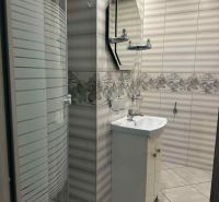 Voľný od 1 oktobra.Byt v centre mesta na prenájom - Kúpeľňa s keramickými obkladmi, sprchovacím kútom a umývadlom v 1-izbovom byte.