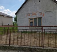 Vidiecky domček na predaj. - Rodinný dom v Ňáradi so staršou fasádou a kovovým plotom.