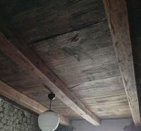 Vidiecky domček na predaj. - Drevený strop a staré omietky v interiéri rodinného domu.