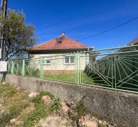 Rodinný dom okamžite obývateľný. - Rodinný dom v Lúči na Ostrove so zeleným plotom a šikmou strechou.
