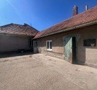 Rodinný dom okamžite obývateľný. - Rodinný dom v Lúči na Ostrove s betónovým nádvorím a škridlovou strechou.