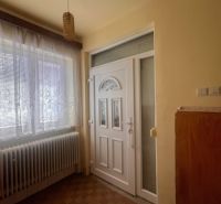 Rodinný dom okamžite obývateľný. - Vstupná hala so svetelným lustrom a radiátorom v rodinnom dome.