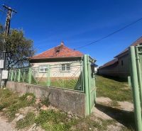 Rodinný dom okamžite obývateľný. - Rodinný dom v Lúči na Ostrove s bránou a stĺpmi pod modrou oblohou.