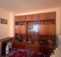 Rodinný dom okamžite obývateľný. - Obývačka v rodinnom dome so starším nábytkom a vitrínou na koberci.