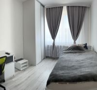 Ůžasný rodinný dom v obci Trstice. - Minimalistická spálňa v rodinnom dome s písacím stolom a podlahou s dreveným dekorom.