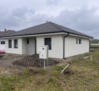 Rodinný dom na predaj v obci Povoda. - Rodinný dom v Povode s bielou fasádou a tmavou strechou.