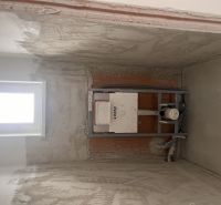 Rodinný dom na predaj v obci Povoda. - Neomietnutá kúpeľňa v rodinnom dome s volne stojacim WC modulom.