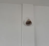 Rodinný dom na predaj v obci Povoda. - Biela stena s otvorom pre VZT systém v Rodinnom dome.