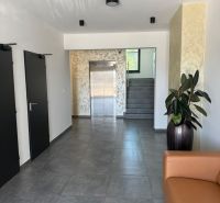 Luxusný byt na prenájom. - Vstupná hala s výťahom a koženou pohovkou v 2-izbovom byte.