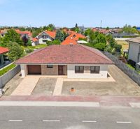 Moderný 4-izbový rodinný dom s garážou  v TOP lokalite pri termálnom k - Rodinný dom v Dunajskej Strede s červenou strechou a spevnenou príjazdovou cestou.
