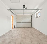 Moderný 4-izbový rodinný dom s garážou  v TOP lokalite pri termálnom k - Garáž v rodinnom dome s dlažbou a sekcionálnou bránou.
