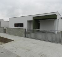NOVOSTAVBA!!! Moderný nízkoenergetický 4 izbový rodinný dom vysokej kv - Rodinný dom na ulici Dolný Bar v meste Dolný Bar s bránou a betónovým plotom.