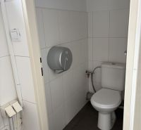 Prenájom nebytového priestoru na podnikateľské účely v CENTRE Dunajske - Toaleta v budove so svetlými obkladačkami a tmavou podlahou.
