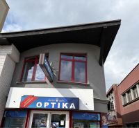 Prenájom nebytového priestoru na podnikateľské účely v CENTRE Dunajske - Budova optiky na Korze Bélu Bartóka v Dunajskej Strede s veľkými oknami.