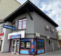Prenájom nebytového priestoru na podnikateľské účely v CENTRE Dunajske - Budova na Korze Bélu Bartóka v Dunajskej Strede s optikou a marketom.