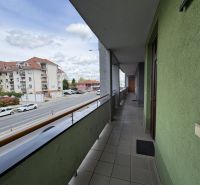 Znížená cena!!☎️ - Balkón s výhľadom na Galantskú cestu v Dunajskej Strede pri 3-izbovom byte.