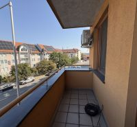 PRENÁJOM: ☎️ - Balkón z 3-izbového bytu na Galantskej ceste v Dunajskej Strede s výhľadom na ulicu.