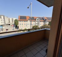 PRENÁJOM: ☎️ - Balkón s výhľadom na budovy s solárnymi panelmi na Galantskej ceste v Dunajskej Strede.