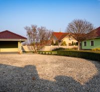 Úžasný veľkometrážny 7-izbový rodinný dom v obci Dolný Bar - Dvor rodinného domu v Dolnom Bare s kamenným povrchom a garážou.