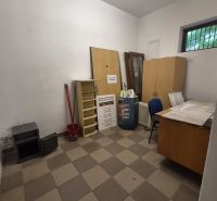 Na prenájom polyfunkčný objekt v DS - Miestnosť s dlažbou, drevený nábytok a kancelárske potreby.