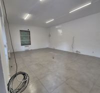 Na prenájom polyfunkčný objekt v DS - Prázdny interiér budovy s dlaždicovou podlahou a inštalačnými káblami.