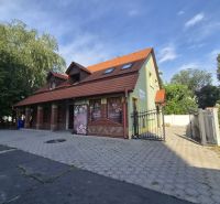 Na prenájom polyfunkčný objekt v DS - Budova v Dunajskej Strede s červenou strechou a farebnými stenami.