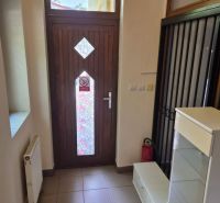 Prenájom 2-izbového apartmánu v Dunajskej Strede - Vstupné dvere so sklenenou výplňou v 2-izbovom byte, dlažba na podlahe.