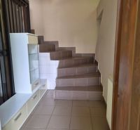Prenájom 2-izbového apartmánu v Dunajskej Strede - Vstupná zóna 2-izbového bytu s dlažbou a schodiskom.