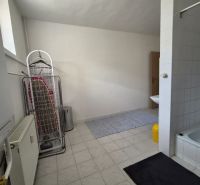 Prenájom 2-izbového apartmánu v Dunajskej Strede - Kúpeľňa v 2-izbovom byte s dlažbou a priestorom na sušenie prádla.