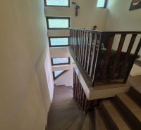 Prenájom 2-izbového apartmánu v Dunajskej Strede - Schodisko s farebnými oknami v 2-izbovom byte.