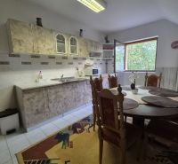 Prenájom 2-izbového apartmánu v Dunajskej Strede - Kuchyňa v 2-izbovom byte s jedálenským stolom a priestranným oknom.