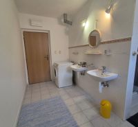 Prenájom 2-izbového apartmánu v Dunajskej Strede - Kúpeľňa s dvomi umývadlami v 2-izbovom byte, práčka a svetlé obklady.