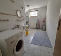 Prenájom 2-izbového apartmánu v Dunajskej Strede - Priestranná kúpeľňa s práčkou a umývadlom v 2-izbovom byte.