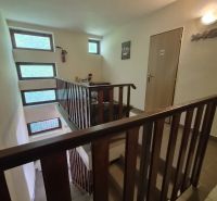 Prenájom 2-izbového apartmánu v Dunajskej Strede - Schodisko s vitrážovými oknami a dverami označenými 'WC' v 2-izbovom byte.
