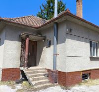 LEN U NÁS! - 4izbový rodinný dom - Michal na Ostrove - Rodinný dom v Michale na Ostrove s tehlovou strechou a omietnutými stenami.