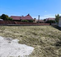 LEN U NÁS! - 4izbový rodinný dom - Michal na Ostrove - Rodinný dom v Michale na Ostrove s pozemkom a strechou domu v pozadí pod modrou oblohou.